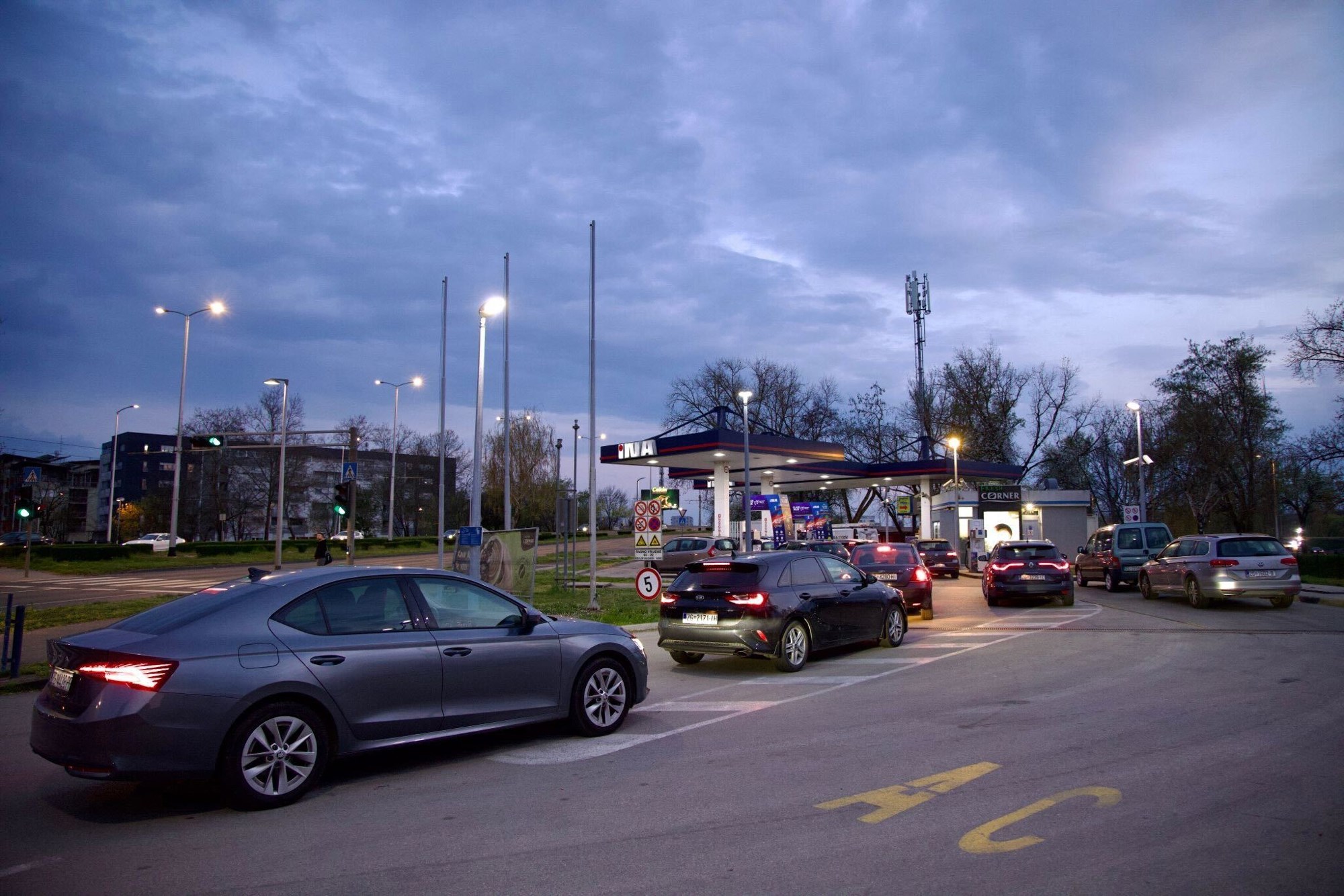 Nove cijene goriva: Gužve na pumpama, ima i nestašica. "U Splitu točio bačvu po bačvu"