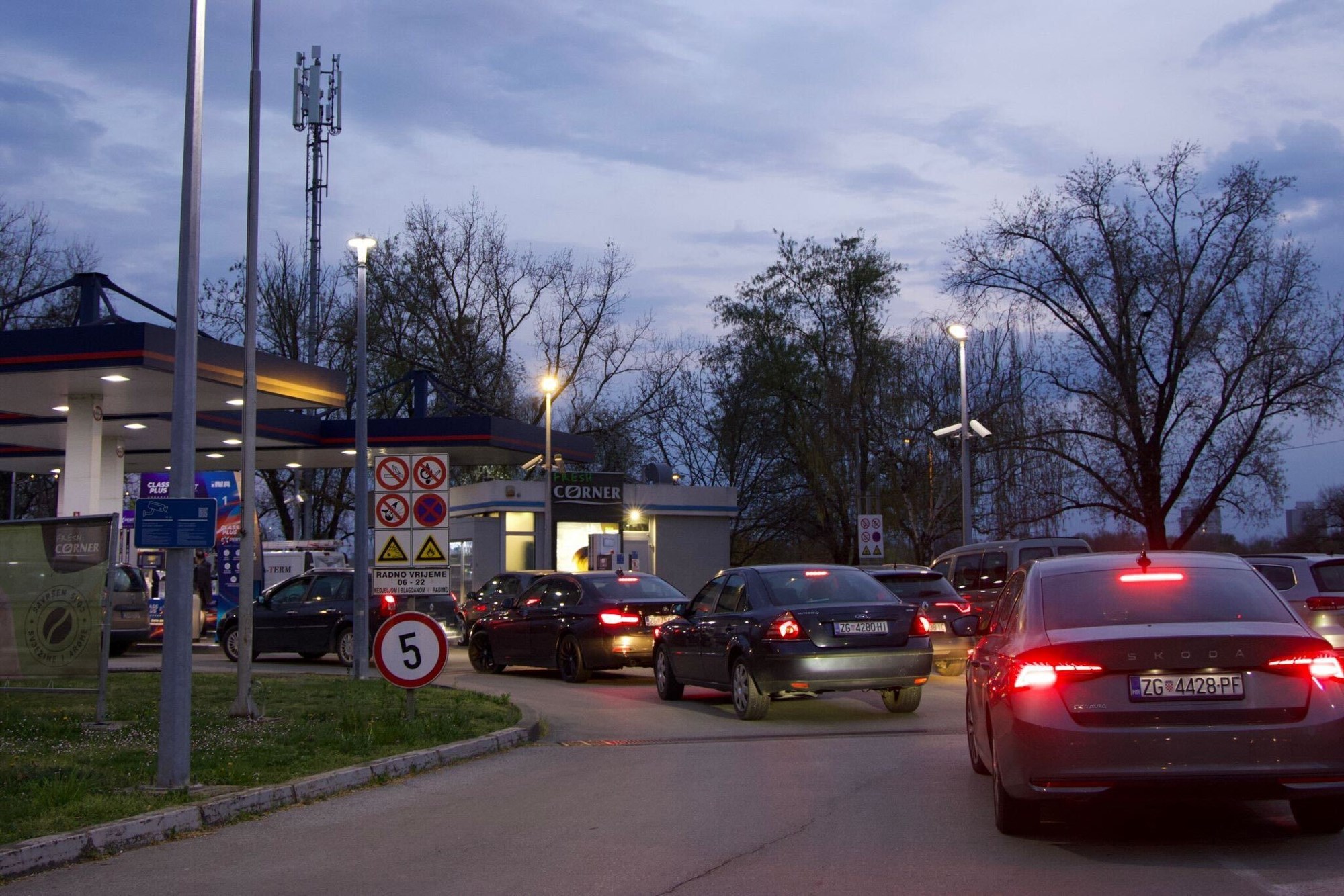 Nove cijene goriva: Gužve na pumpama, ima i nestašica. "U Splitu točio bačvu po bačvu"