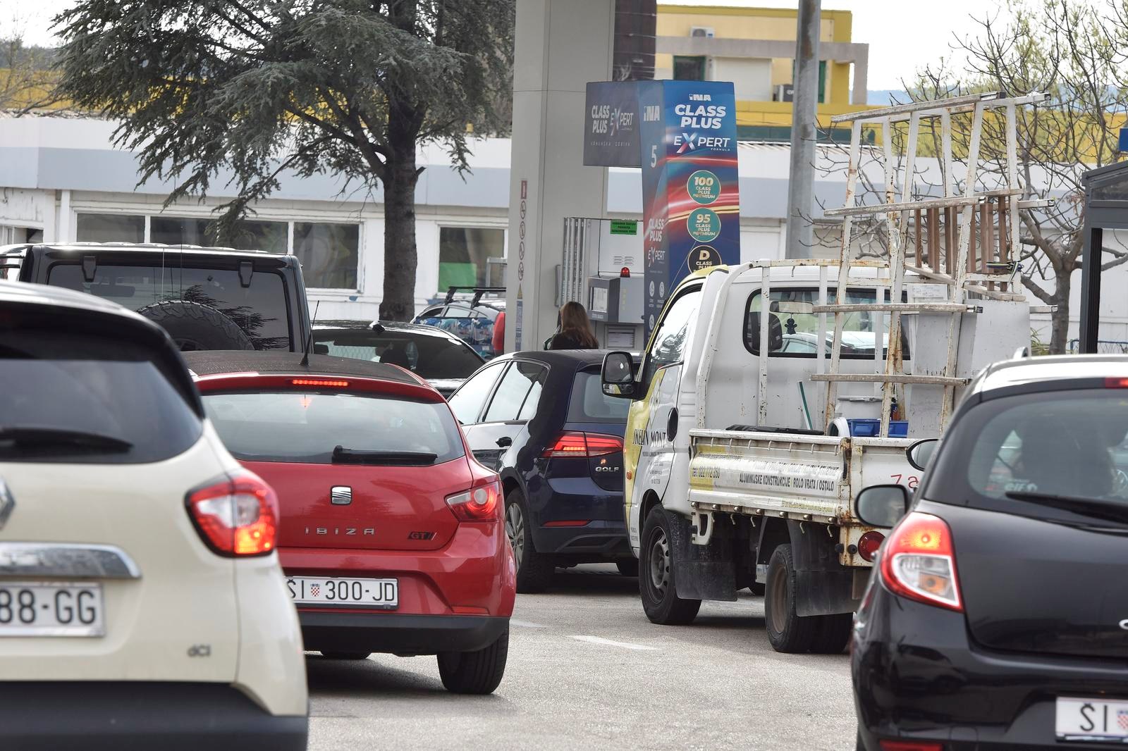 Nove cijene goriva: Gužve na pumpama, ima i nestašica. "U Splitu točio bačvu po bačvu"