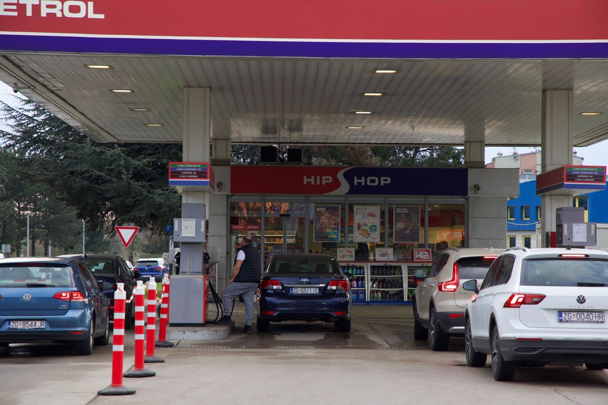 Nove cijene goriva: Gužve na pumpama, ima i nestašica. "U Splitu točio bačvu po bačvu"