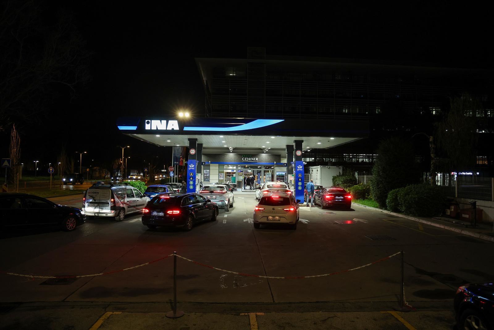 Nove cijene goriva: Gužve na pumpama, ima i nestašica. "U Splitu točio bačvu po bačvu"