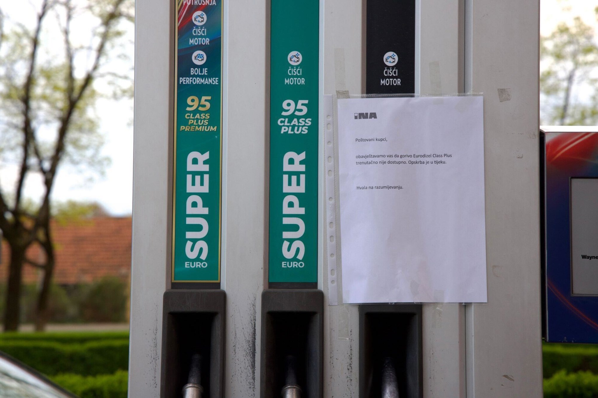 Nove cijene goriva: Gužve na pumpama, ima i nestašica. "U Splitu točio bačvu po bačvu"