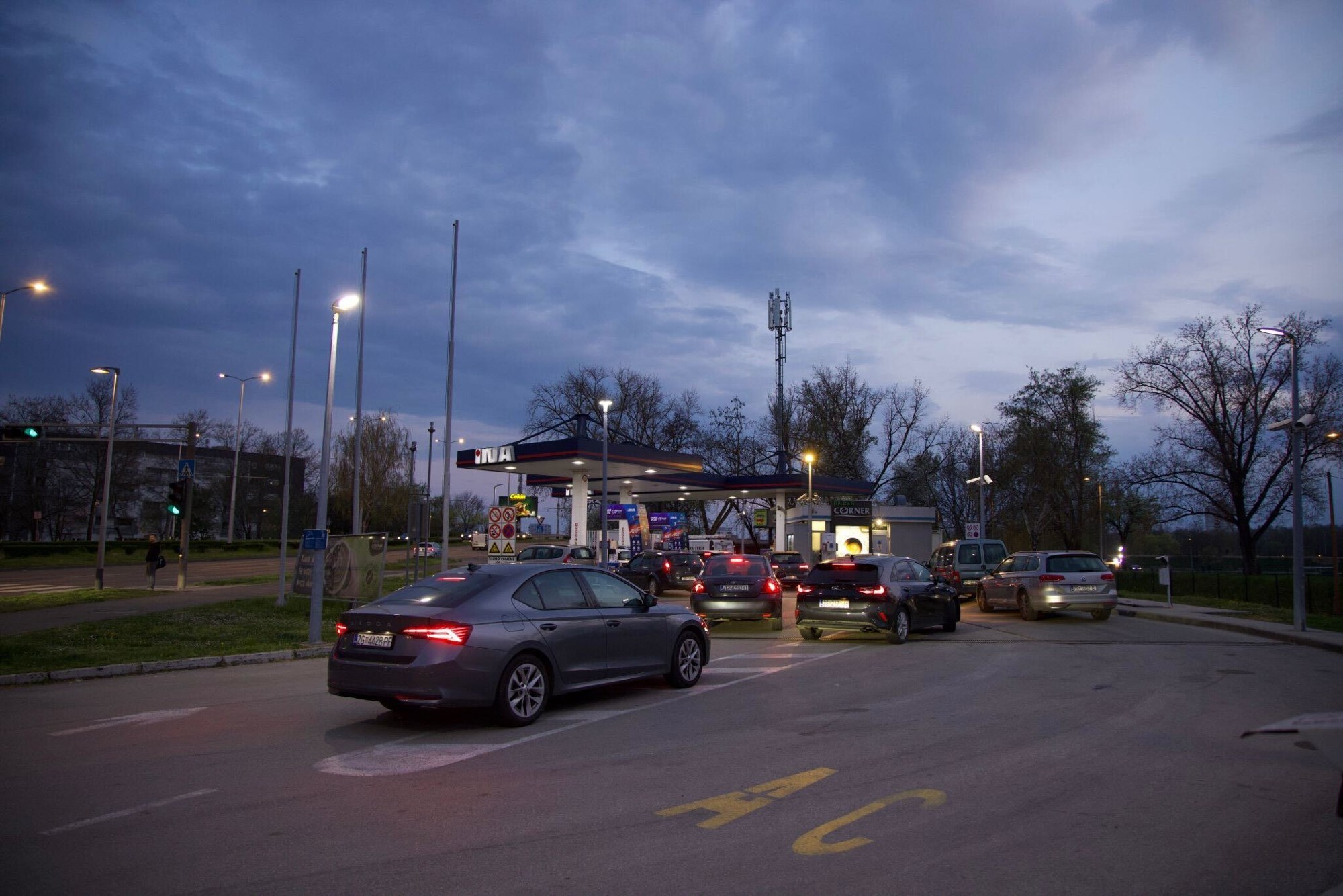 Nove cijene goriva: Gužve na pumpama, ima i nestašica. "U Splitu točio bačvu po bačvu"