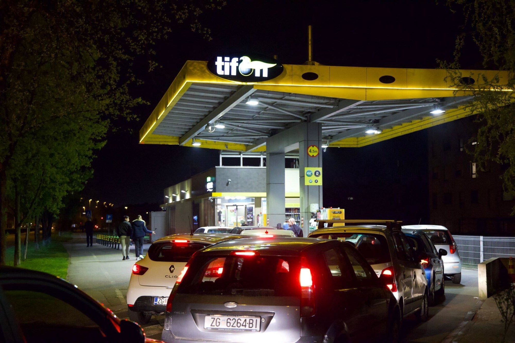 Nove cijene goriva: Gužve na pumpama, ima i nestašica. "U Splitu točio bačvu po bačvu"