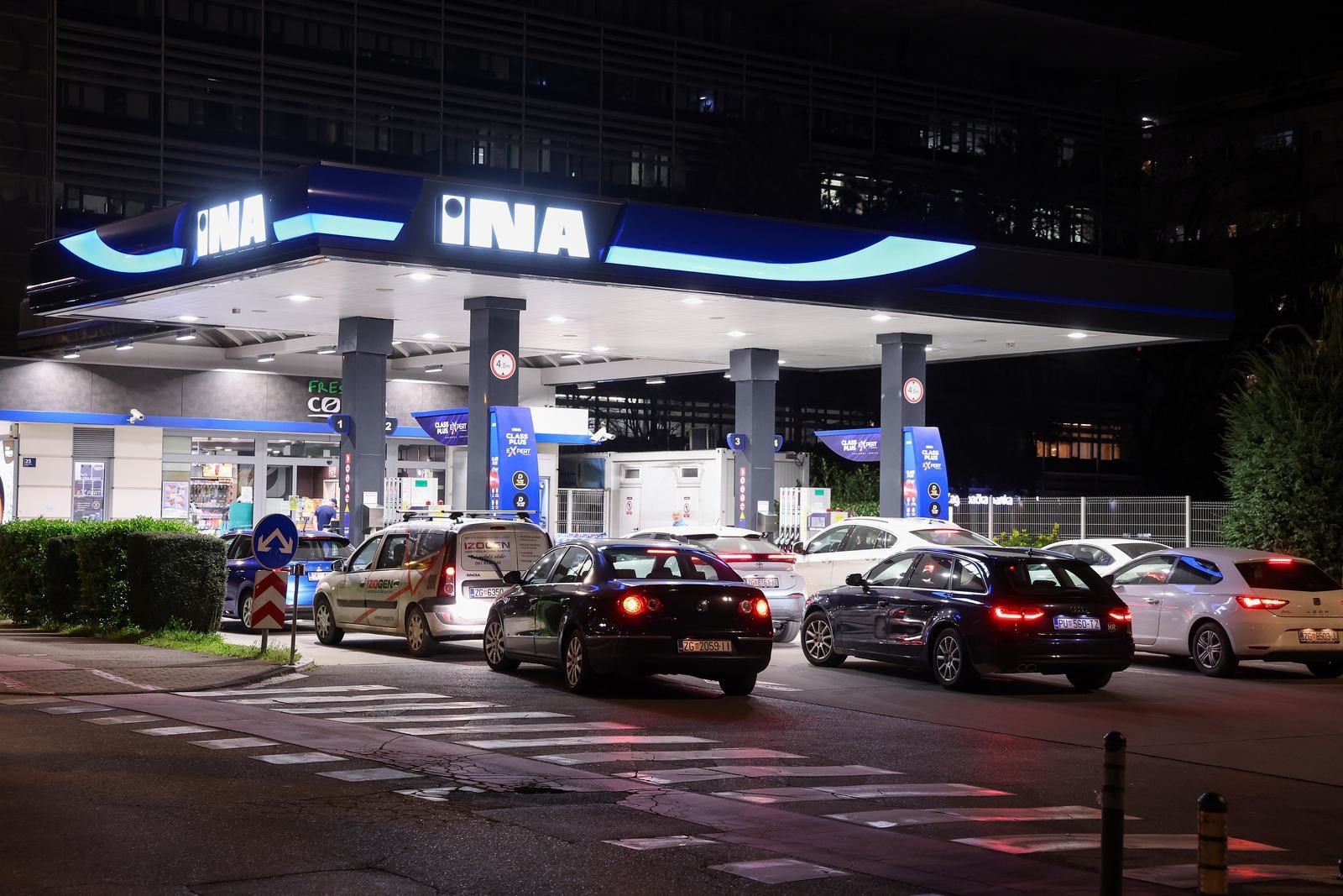 Nove cijene goriva: Gužve na pumpama, ima i nestašica. "U Splitu točio bačvu po bačvu"