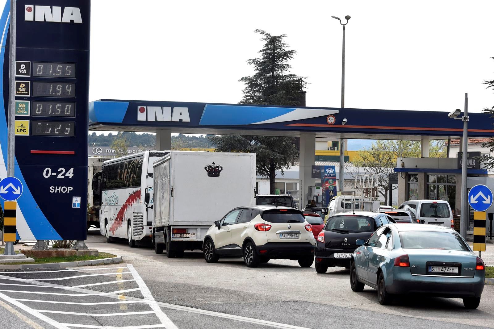 Nove cijene goriva: Gužve na pumpama, ima i nestašica. "U Splitu točio bačvu po bačvu"