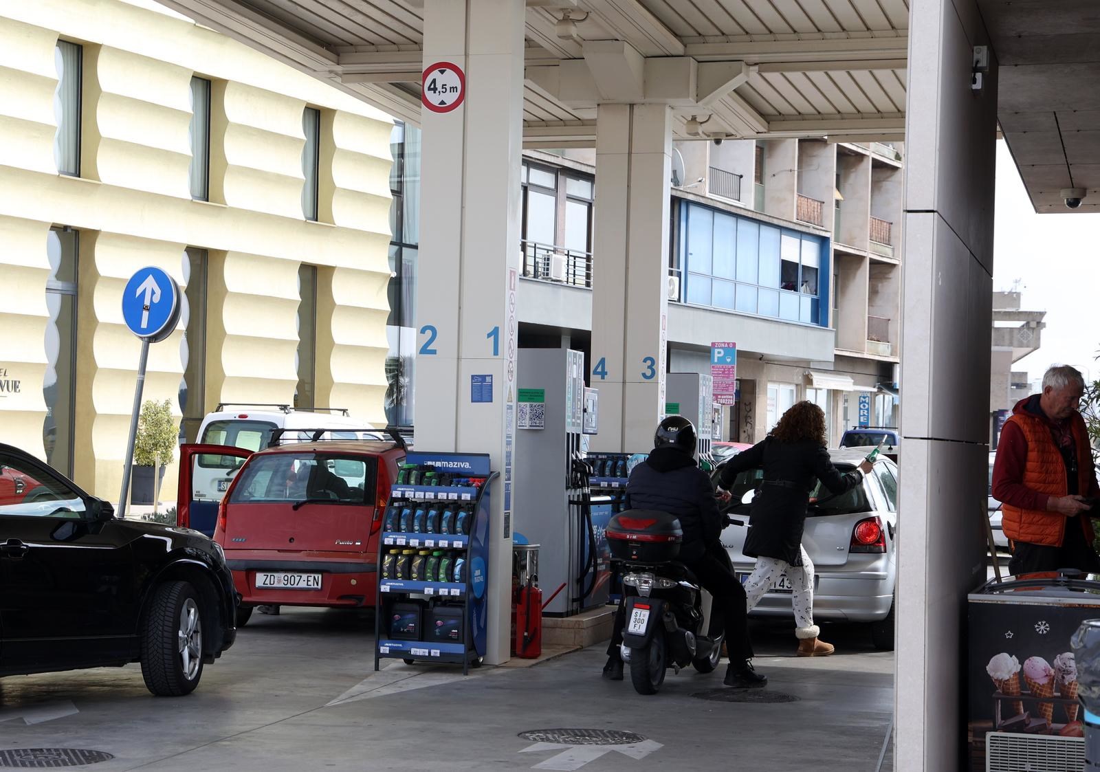 Nove cijene goriva: Gužve na pumpama, ima i nestašica. "U Splitu točio bačvu po bačvu"