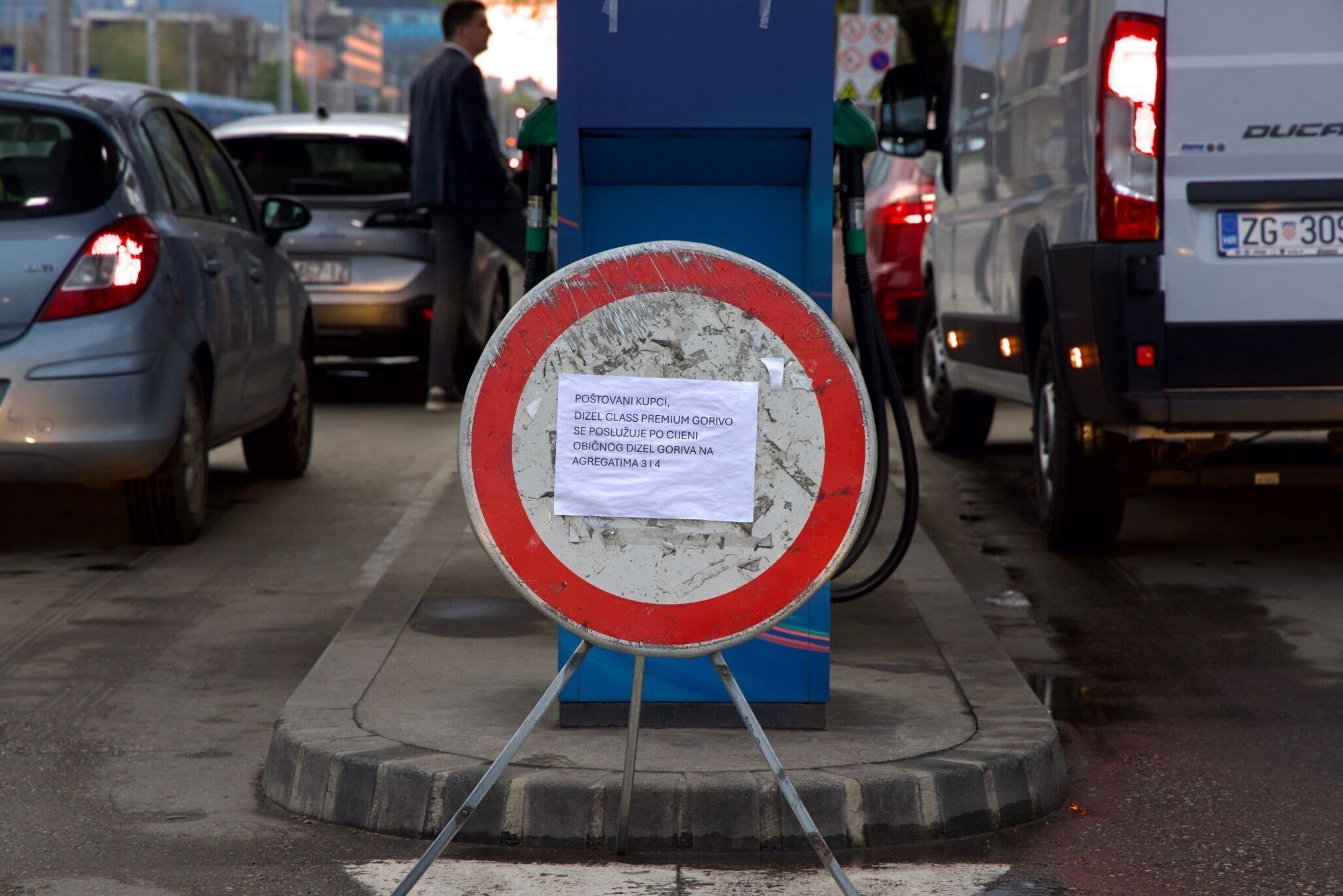 Nove cijene goriva: Gužve na pumpama, ima i nestašica. "U Splitu točio bačvu po bačvu"