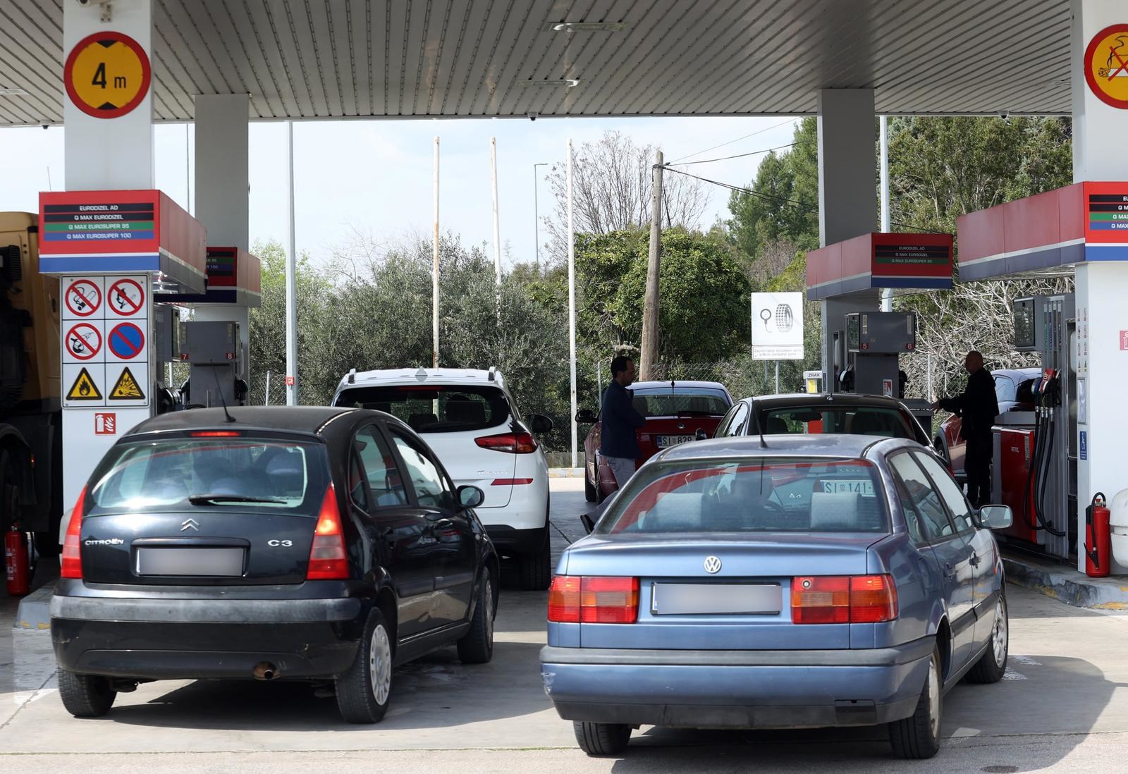 Nove cijene goriva: Gužve na pumpama, ima i nestašica. "U Splitu točio bačvu po bačvu"