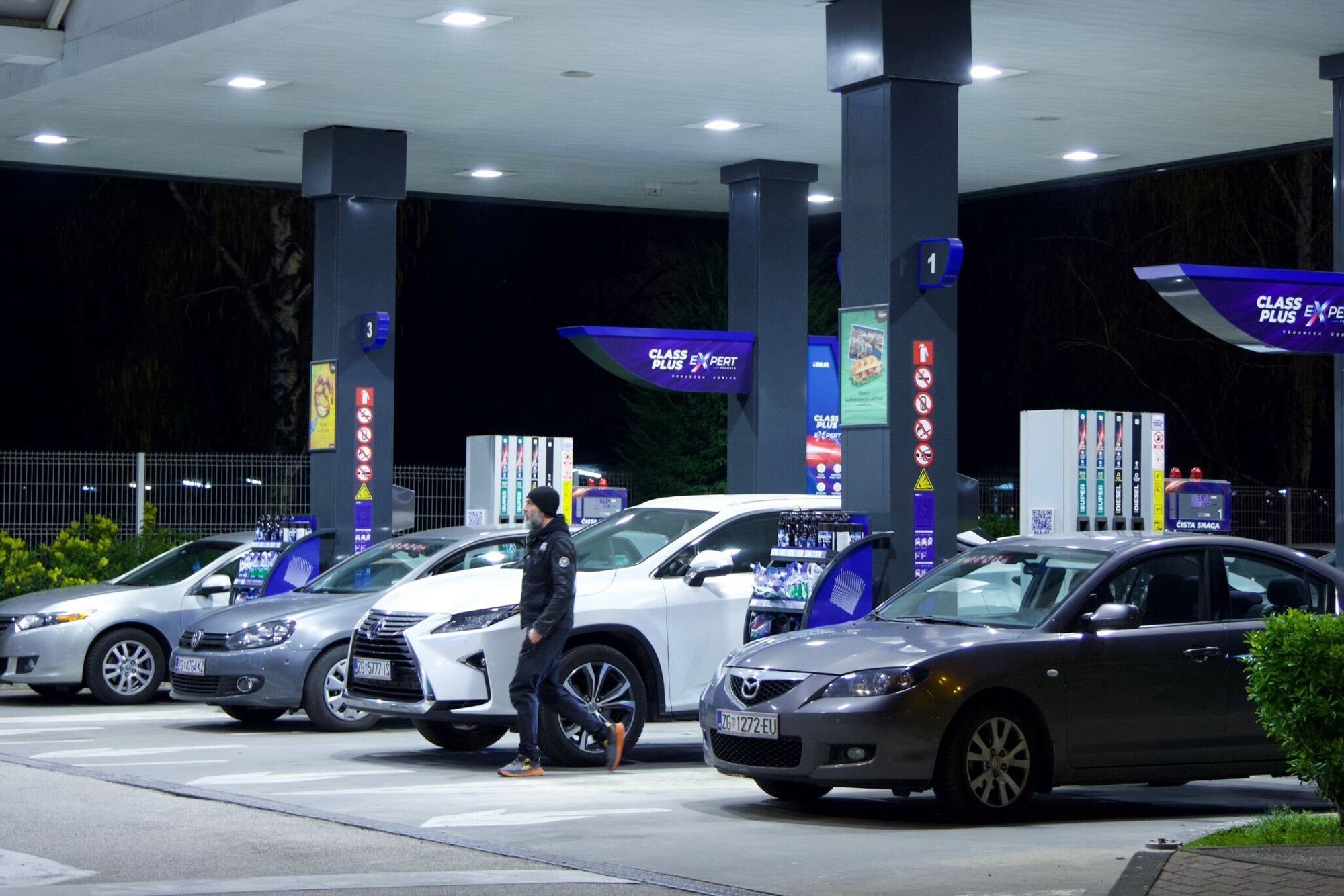 Nove cijene goriva: Gužve na pumpama, ima i nestašica. "U Splitu točio bačvu po bačvu"