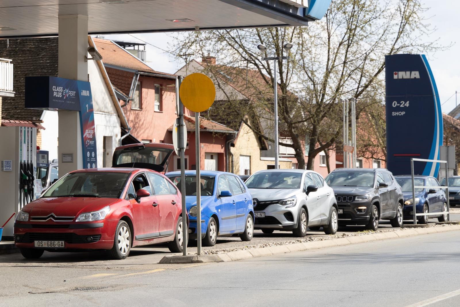 Nove cijene goriva: Gužve na pumpama, ima i nestašica. "U Splitu točio bačvu po bačvu"