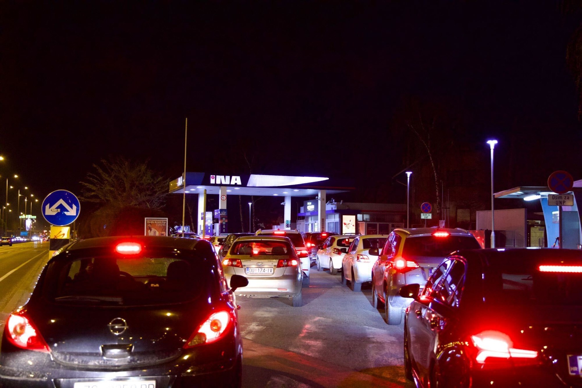 Nove cijene goriva: Gužve na pumpama, ima i nestašica. "U Splitu točio bačvu po bačvu"