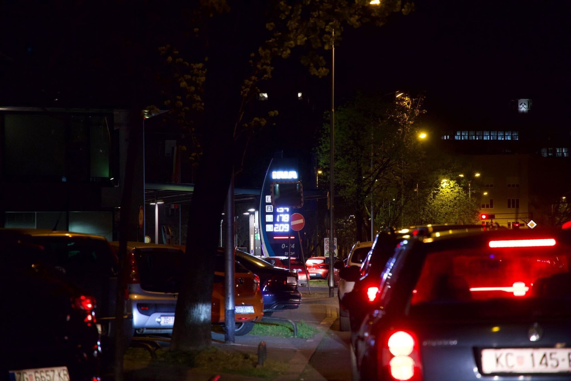 Nove cijene goriva: Gužve na pumpama, ima i nestašica. "U Splitu točio bačvu po bačvu"