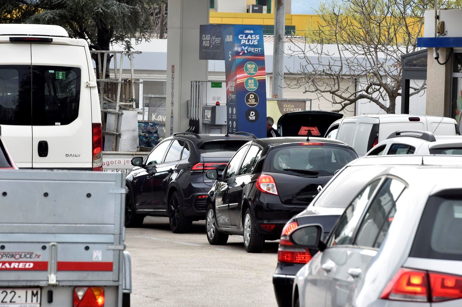 Nove cijene goriva: Gužve na pumpama, ima i nestašica. "U Splitu točio bačvu po bačvu"