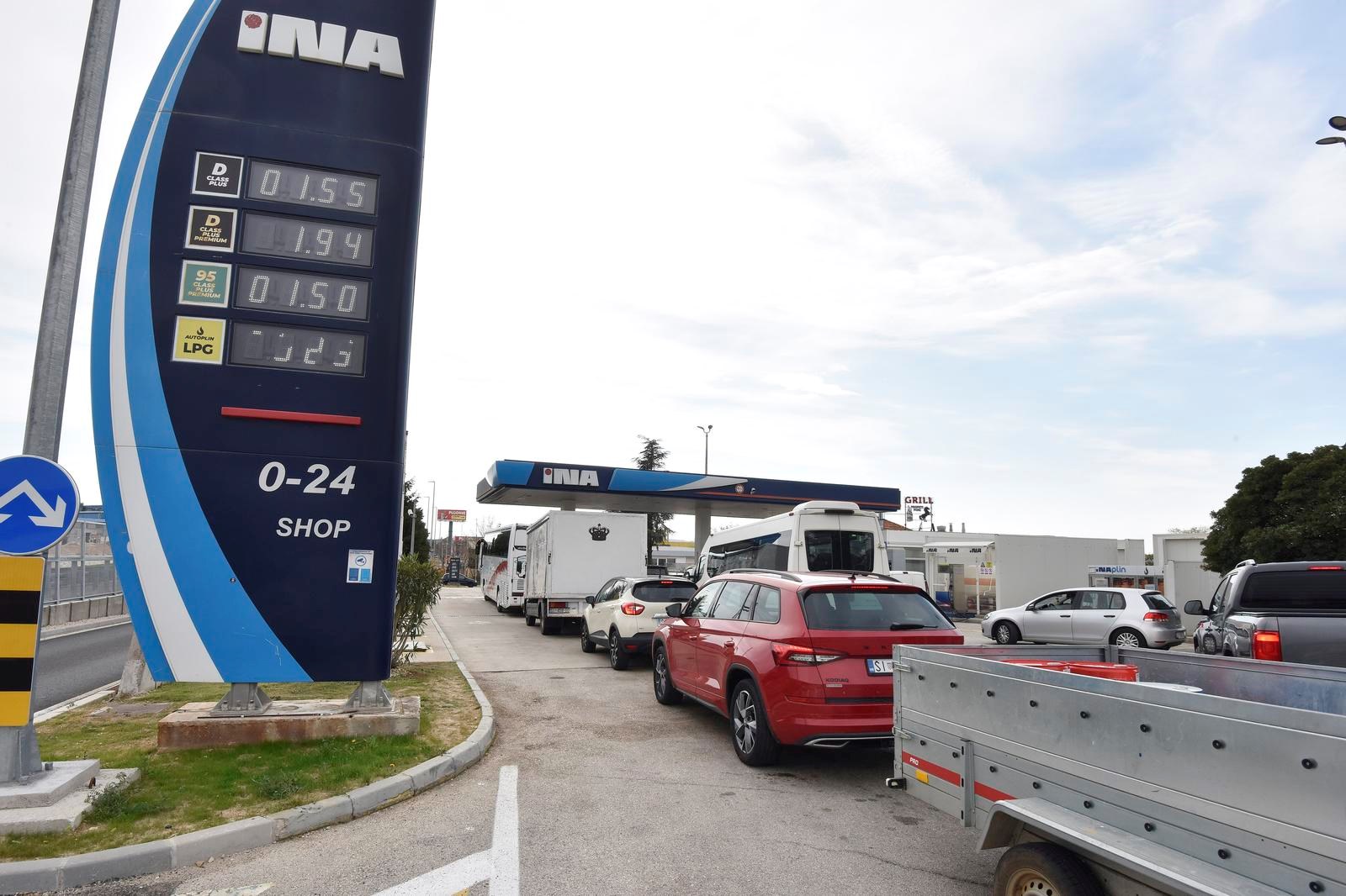 Nove cijene goriva: Gužve na pumpama, ima i nestašica. "U Splitu točio bačvu po bačvu"