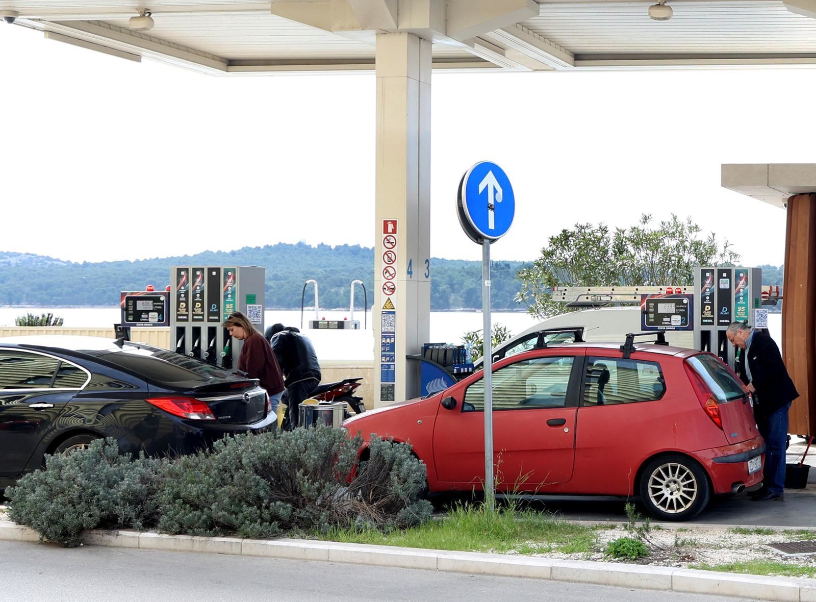 Nove cijene goriva: Gužve na pumpama, ima i nestašica. "U Splitu točio bačvu po bačvu"