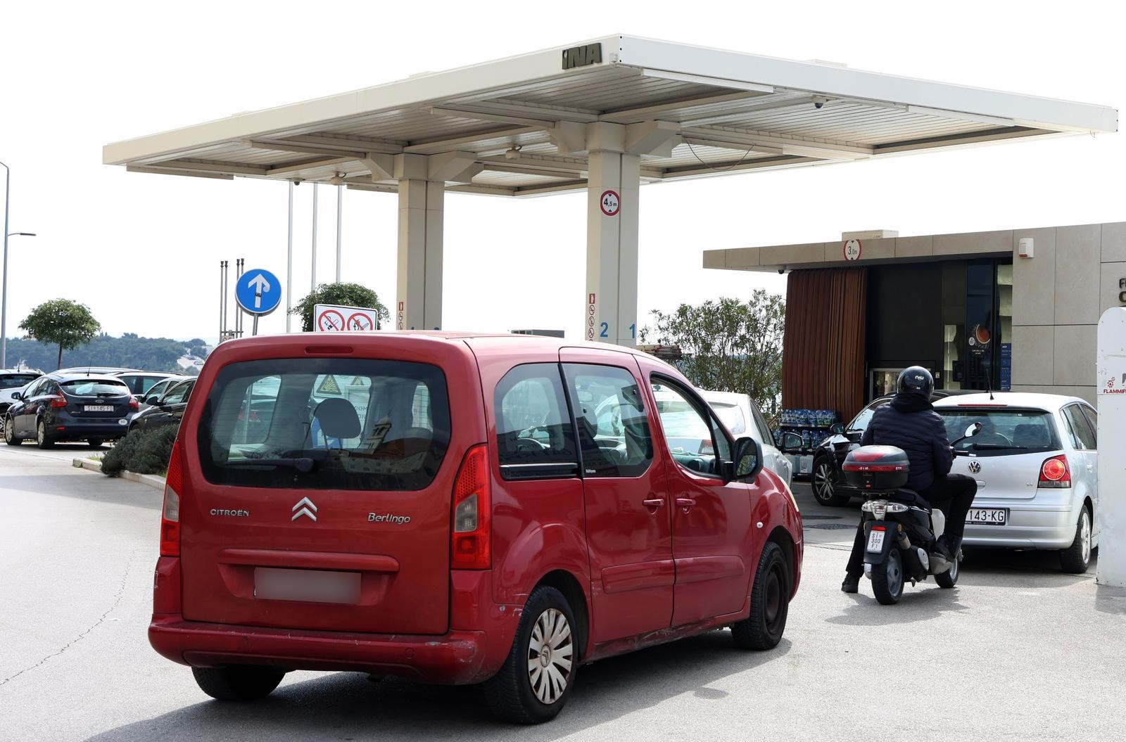 Nove cijene goriva: Gužve na pumpama, ima i nestašica. "U Splitu točio bačvu po bačvu"