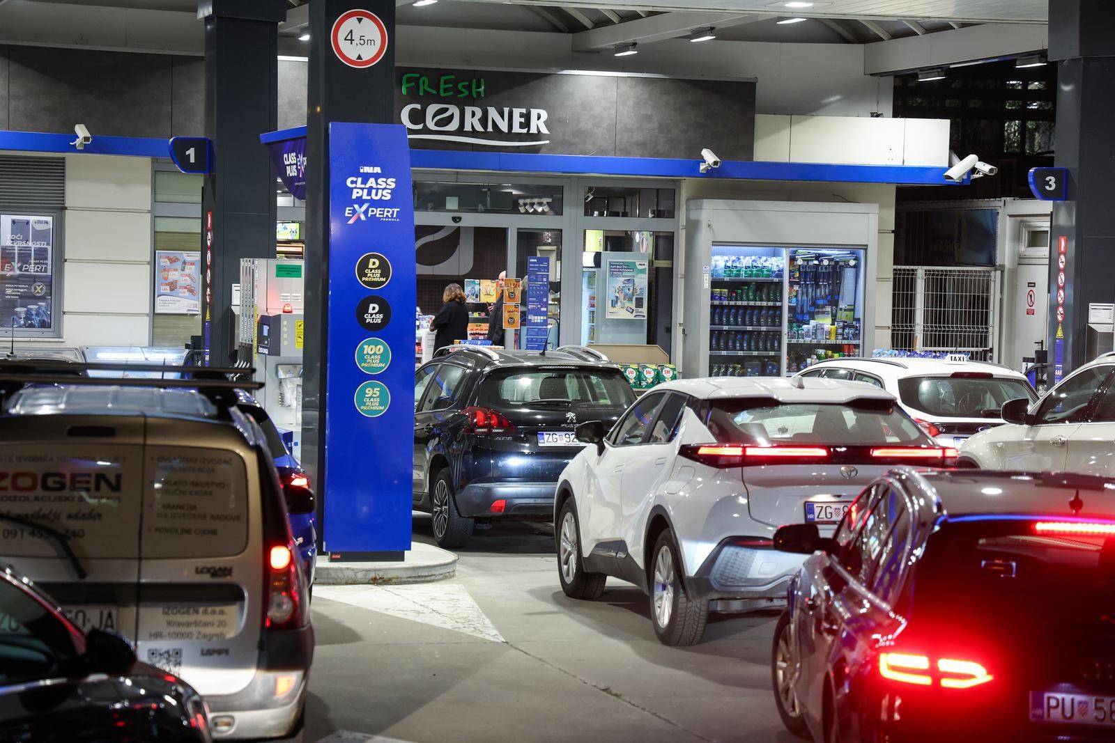 Nove cijene goriva: Gužve na pumpama, ima i nestašica. "U Splitu točio bačvu po bačvu"