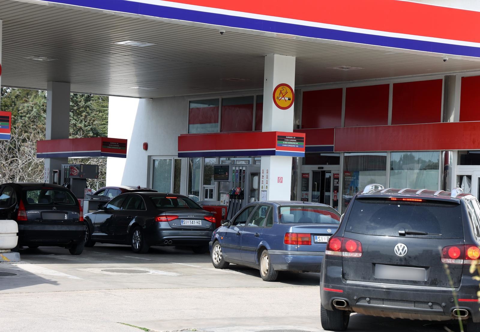 Nove cijene goriva: Gužve na pumpama, ima i nestašica. "U Splitu točio bačvu po bačvu"