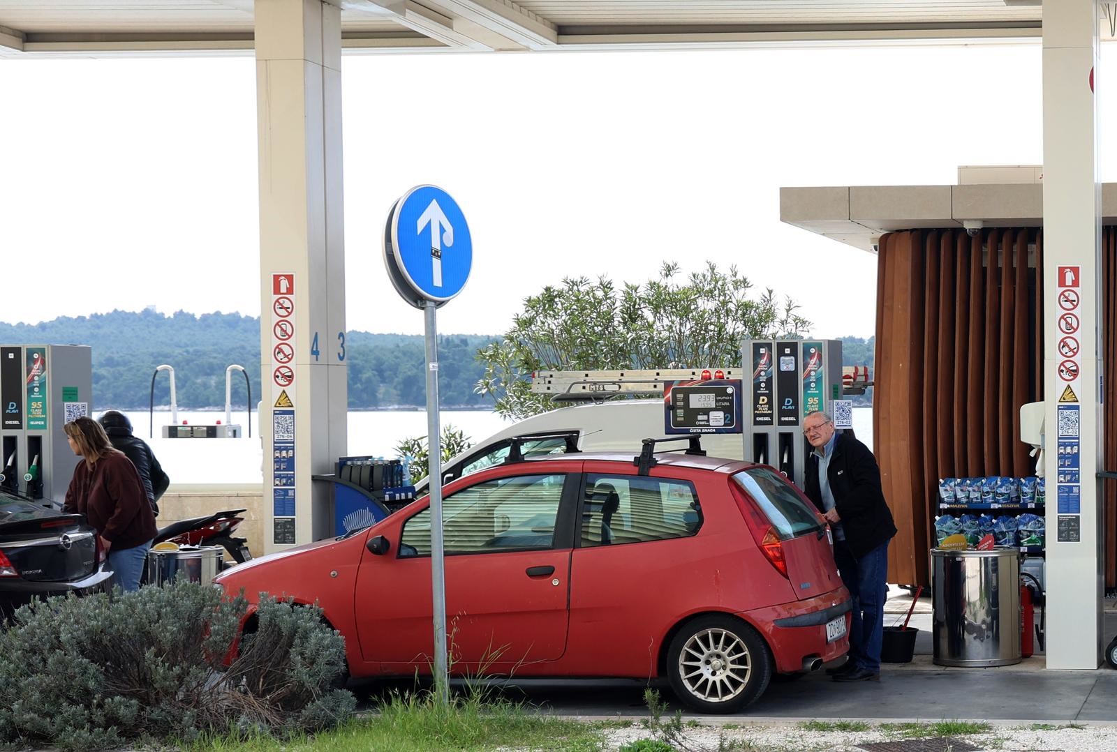 Nove cijene goriva: Gužve na pumpama, ima i nestašica. "U Splitu točio bačvu po bačvu"