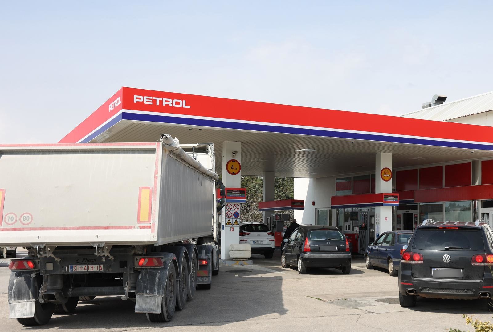 Nove cijene goriva: Gužve na pumpama, ima i nestašica. "U Splitu točio bačvu po bačvu"