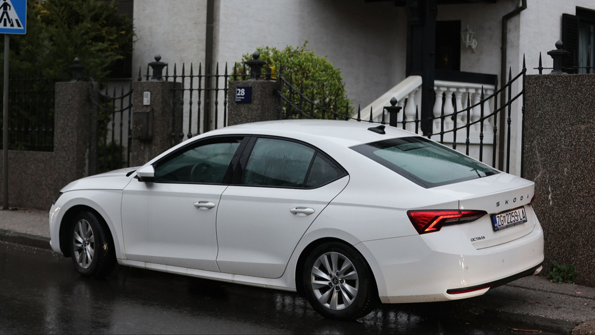 Ispred kuće Vedrana Pavleka