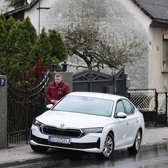 Ispred kuće Vedrana Pavleka