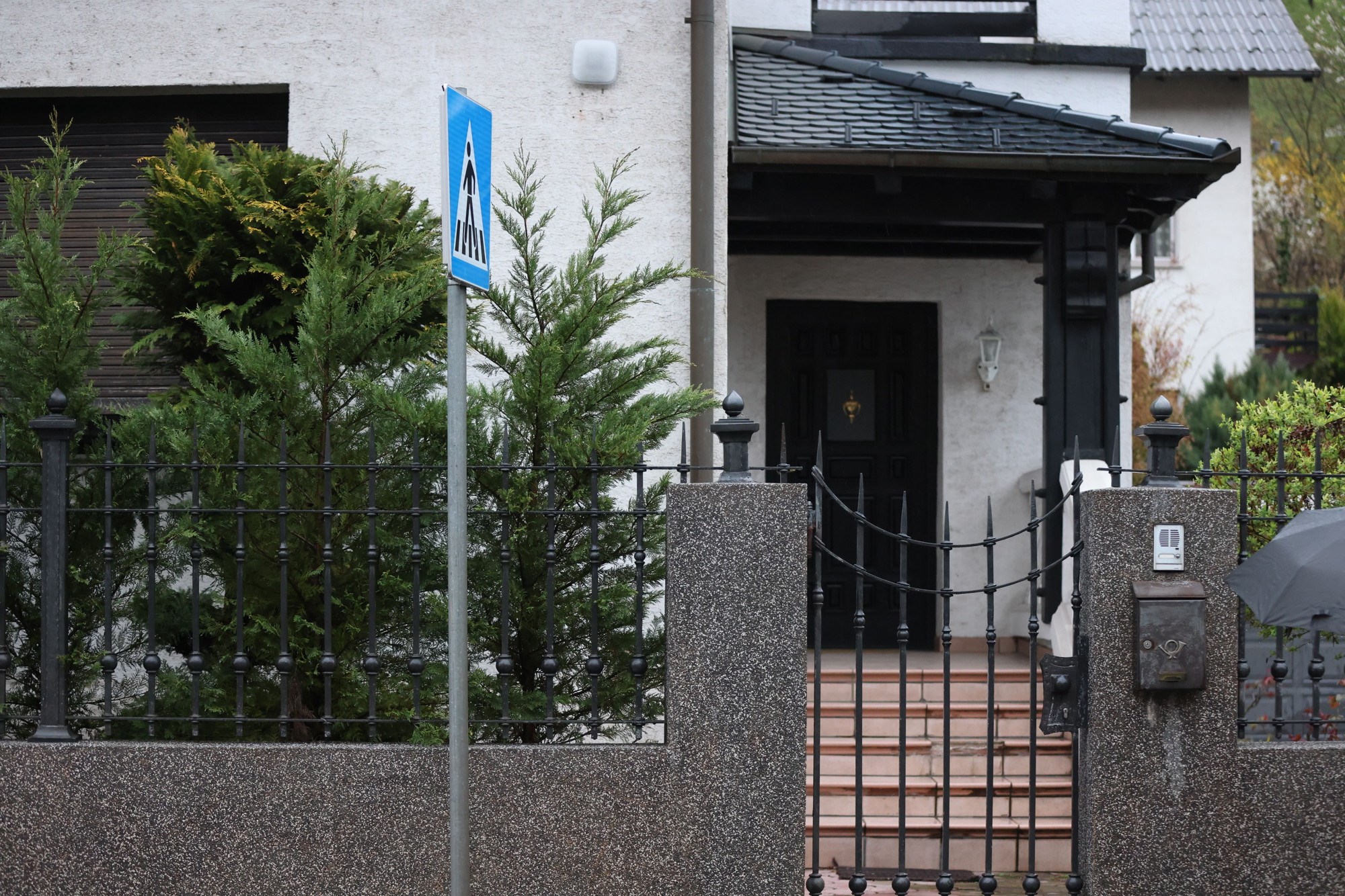 Ispred kuće Vedrana Pavleka