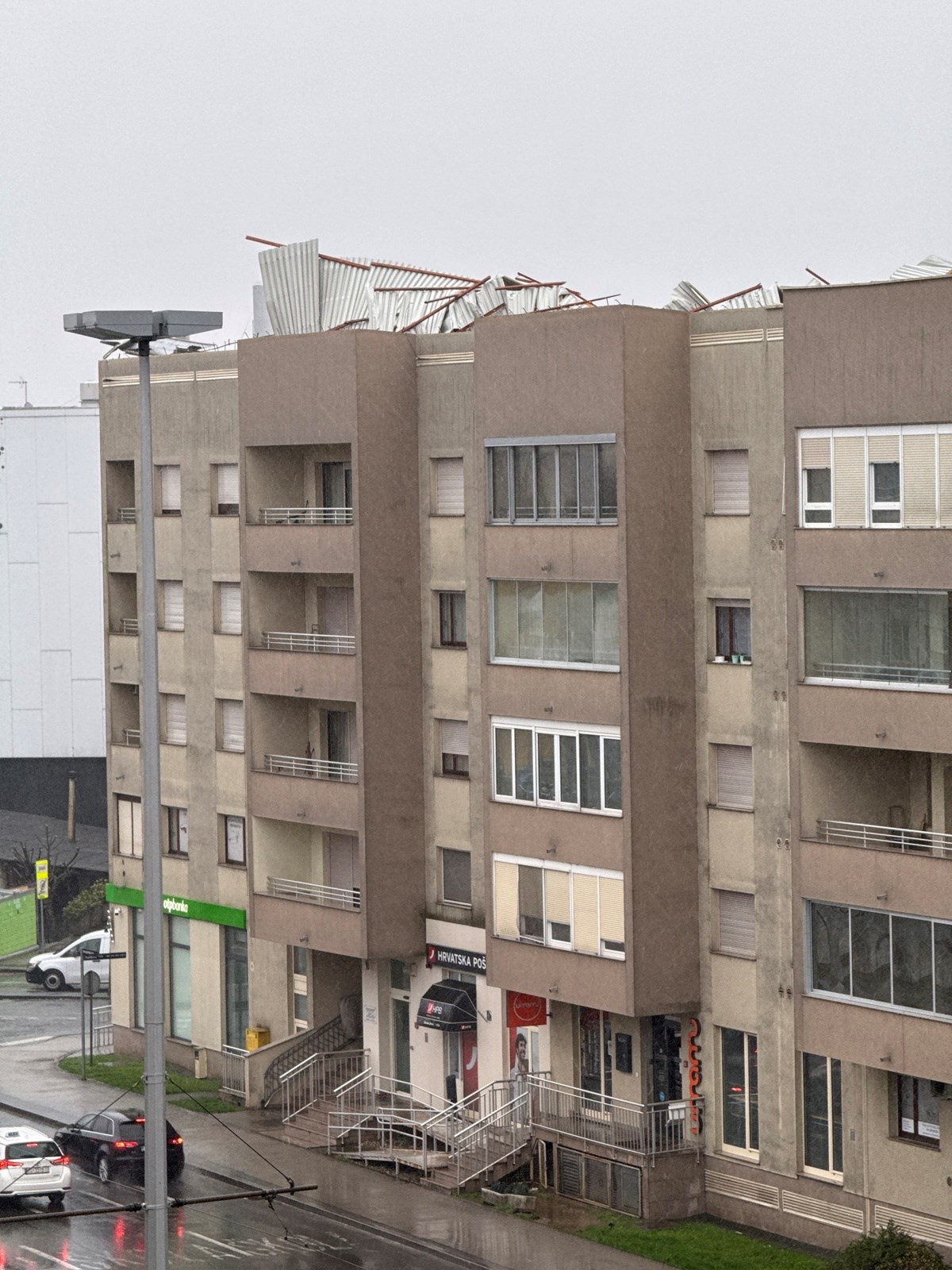 Oštećen krov zgrade u Horvašćanskoj cesti