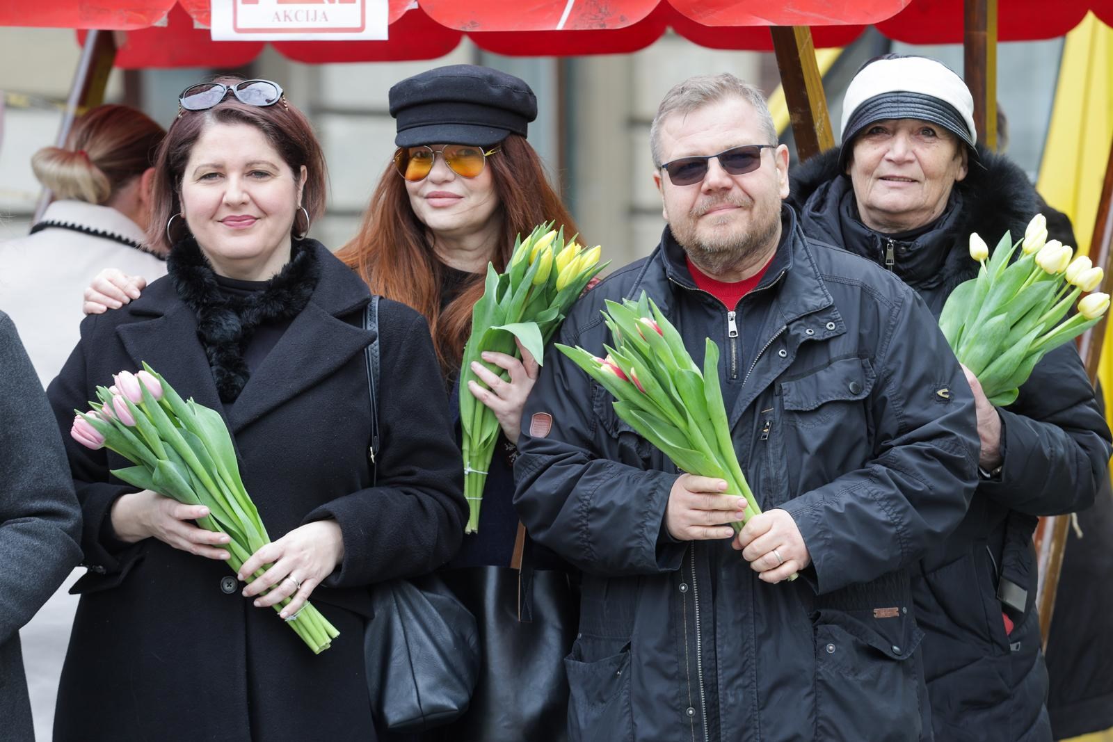 FOTO Poznati nakon ružnog vremena upijali sunce na špici, pogledajte tko je sve bio