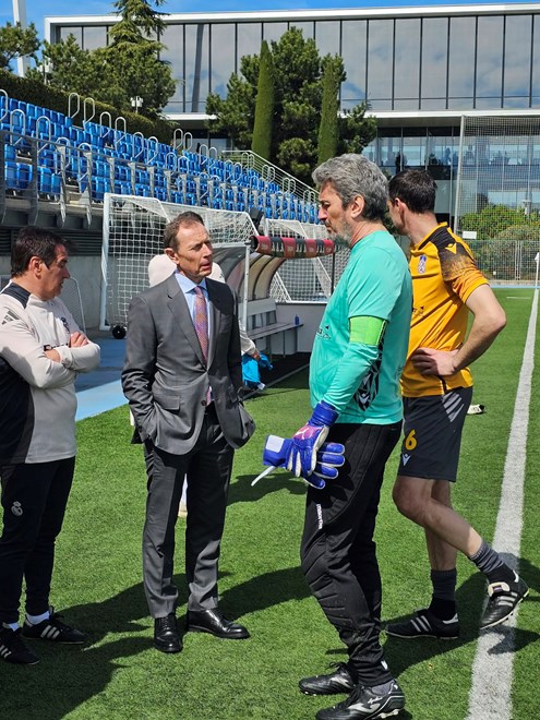 Emilio Butragueno u razgovoru s igračima Ravnica