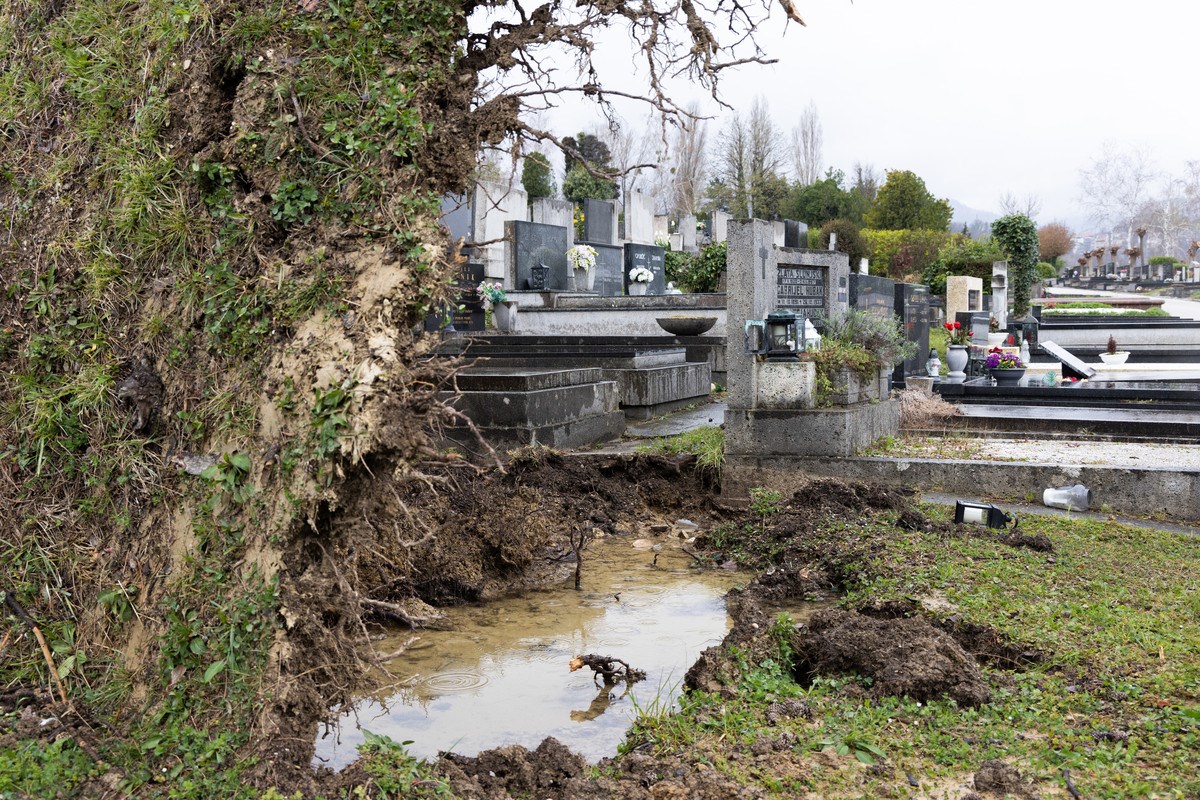 FOTO I VIDEO Ovako izgleda Mirogoj nakon nevremena. Srušeno više od 300 stabala