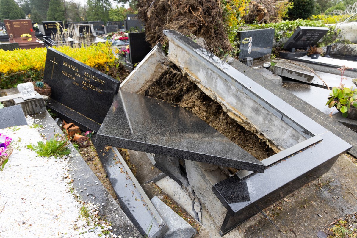 FOTO I VIDEO Ovako izgleda Mirogoj nakon nevremena. Srušeno više od 300 stabala