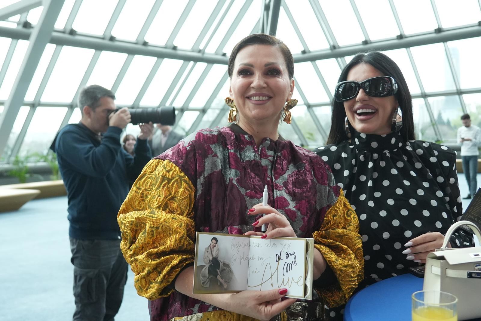 Nina Badrić na promociji albuma u Beogradu nosila upečatljivu jaknu i torbu od 6000 €