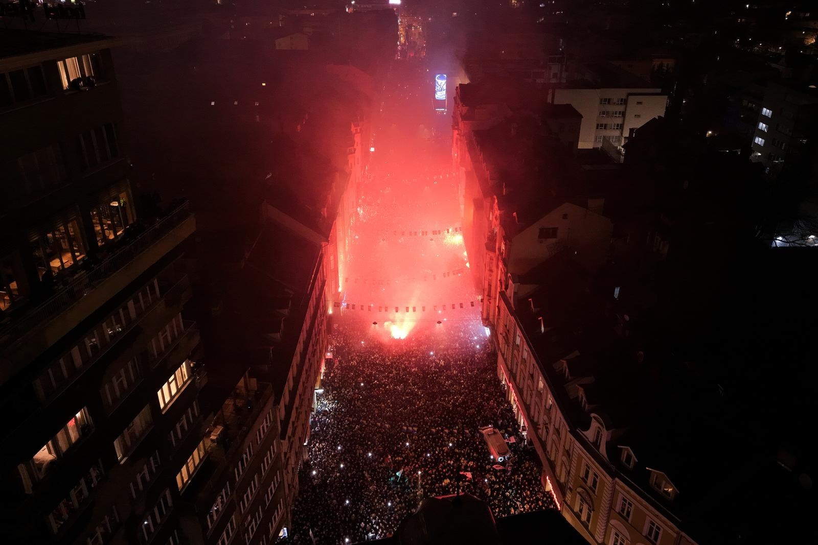 GALERIJA Sarajevo spektakularno dočekalo Zmajeve, rijeka ljudi slavila s njima