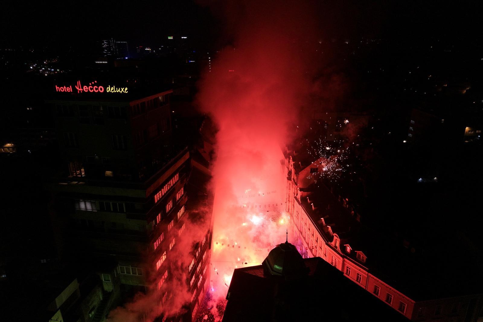 GALERIJA Sarajevo spektakularno dočekalo Zmajeve, rijeka ljudi slavila s njima