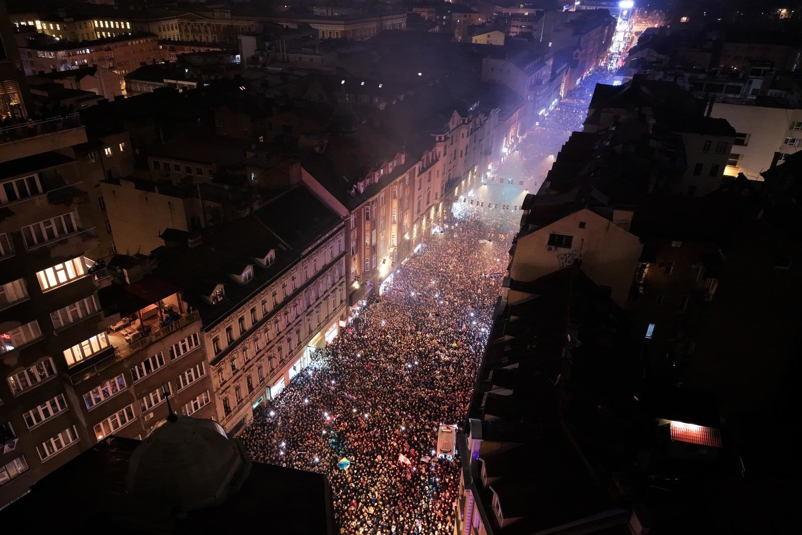 GALERIJA Sarajevo spektakularno dočekalo Zmajeve, rijeka ljudi slavila s njima