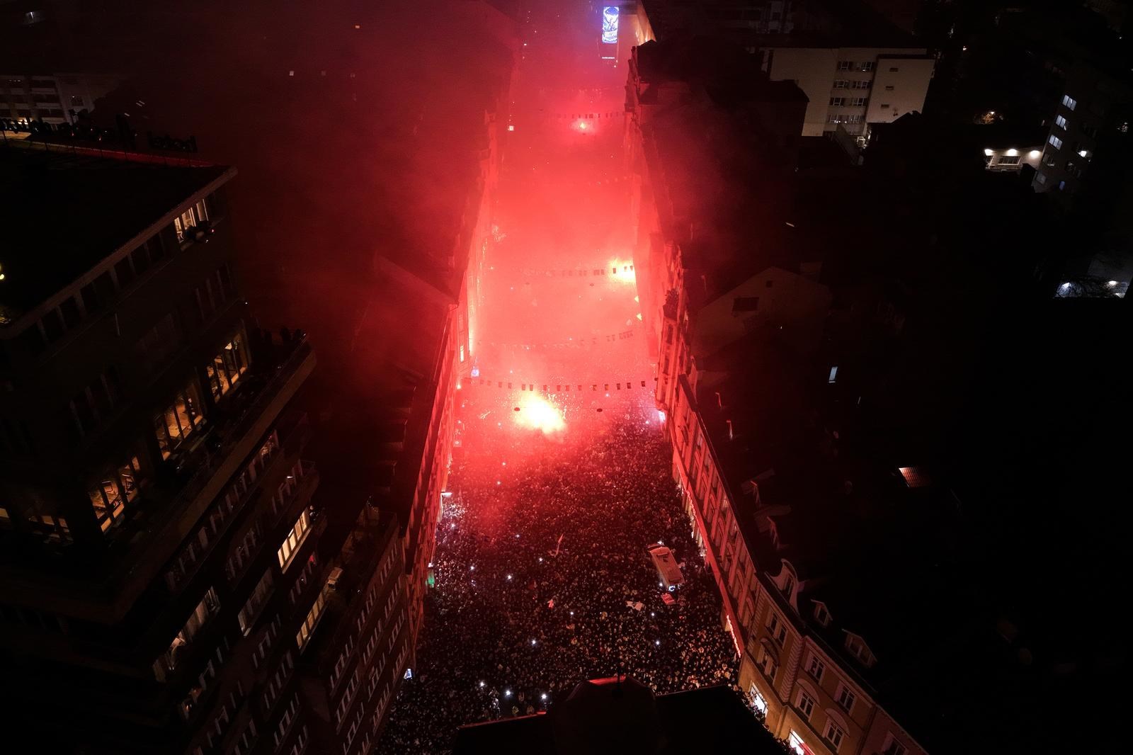 GALERIJA Sarajevo spektakularno dočekalo Zmajeve, rijeka ljudi slavila s njima