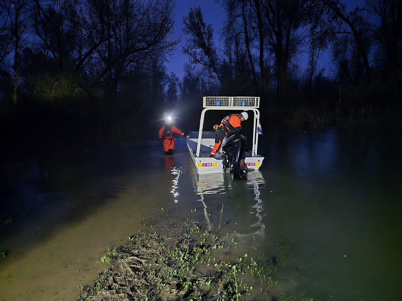 Spasilačka akcija kod Babine Grede, izvučeno 30 ljudi. Plenković: Prevrnuli se čamci