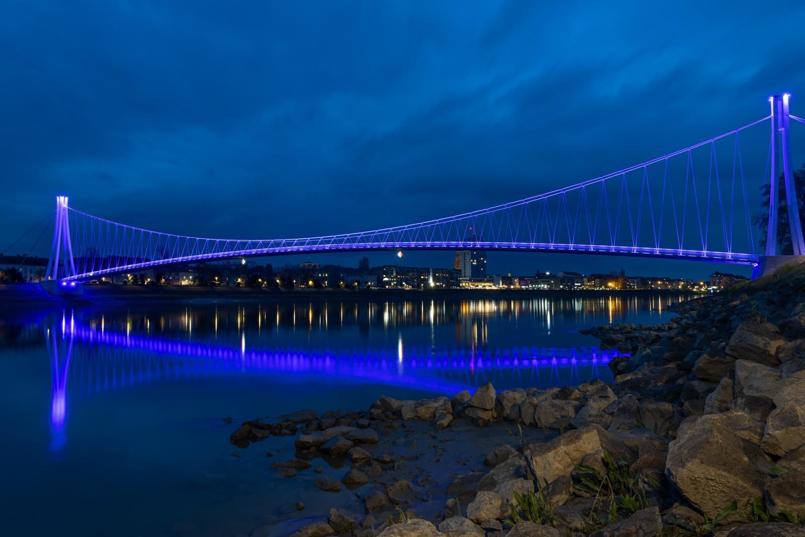 Znamenitosti diljem zemlje osvijetljene plavom bojom. Razlog je veoma važan