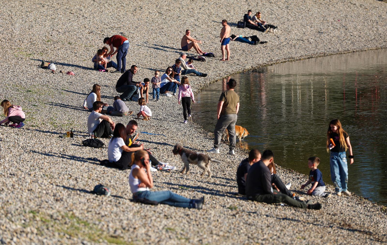 FOTO Glazba, sunčanje i kupanje: Ovako je Jarun izgledao na Uskrs