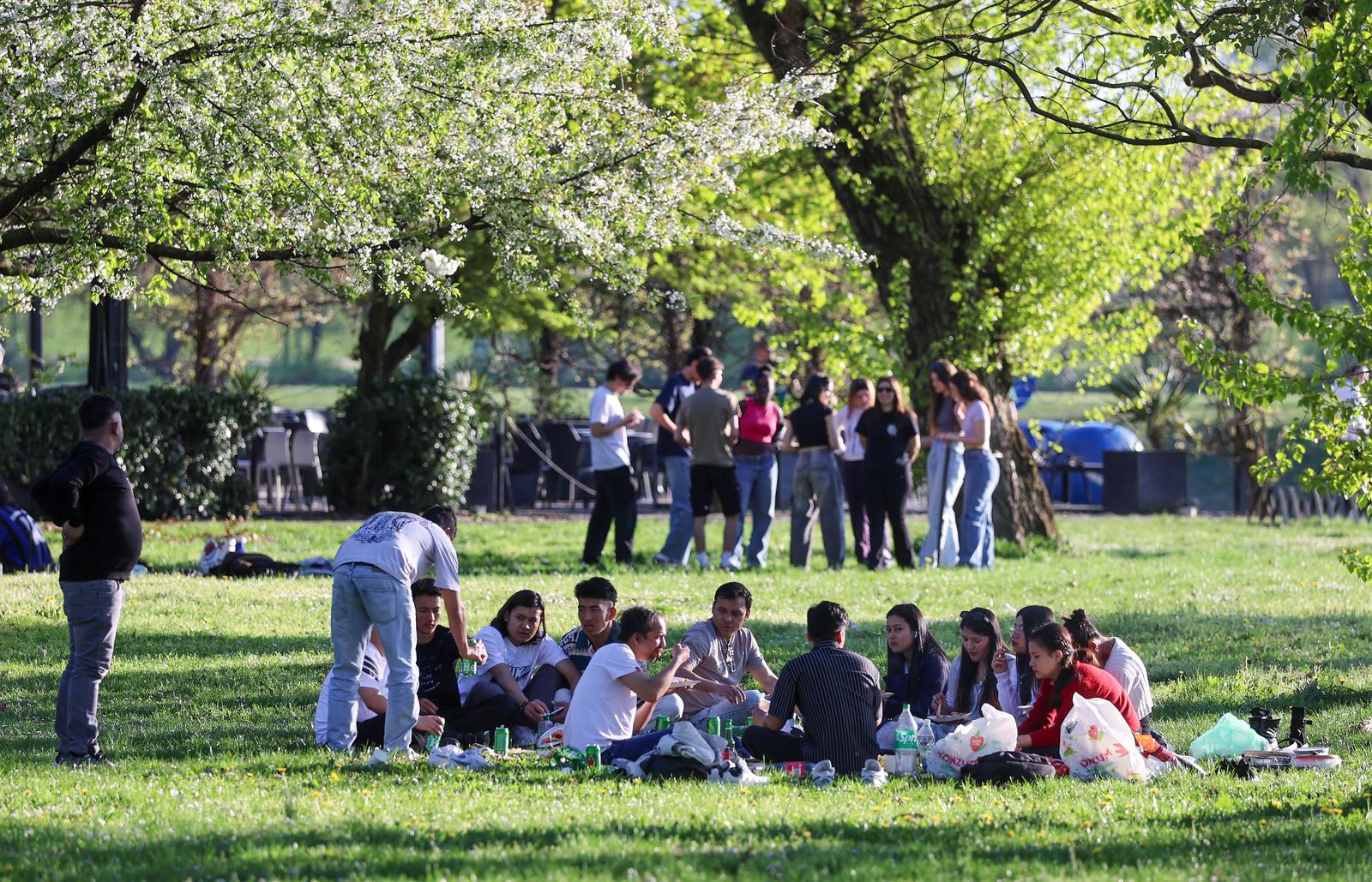 FOTO Glazba, sunčanje i kupanje: Ovako je Jarun izgledao na Uskrs