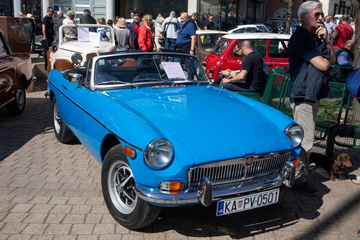 FOTO Atrakcija u centru Zagreba: Izloženi oldtimeri privukli brojne znatiželjnike