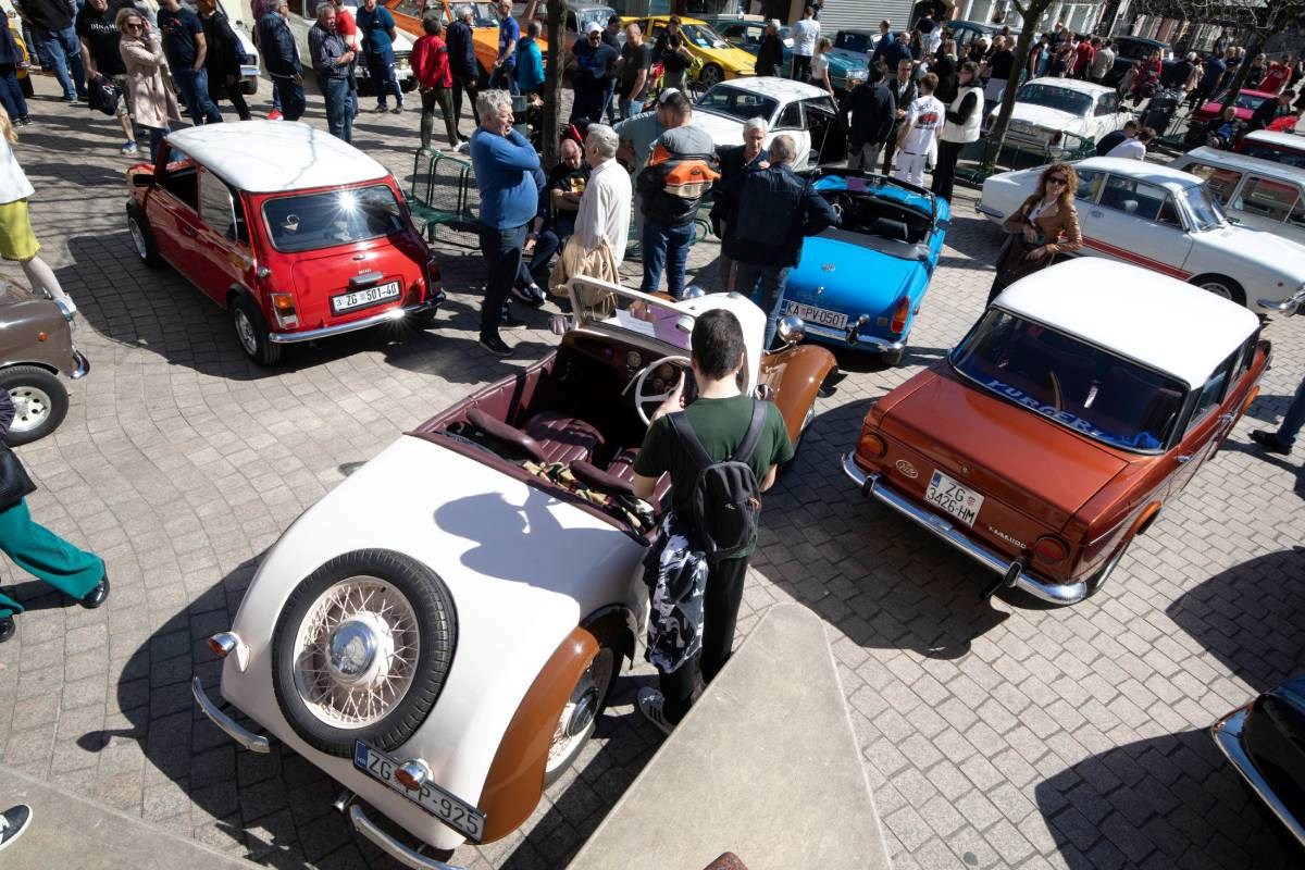 FOTO Atrakcija u centru Zagreba: Izloženi oldtimeri privukli brojne znatiželjnike