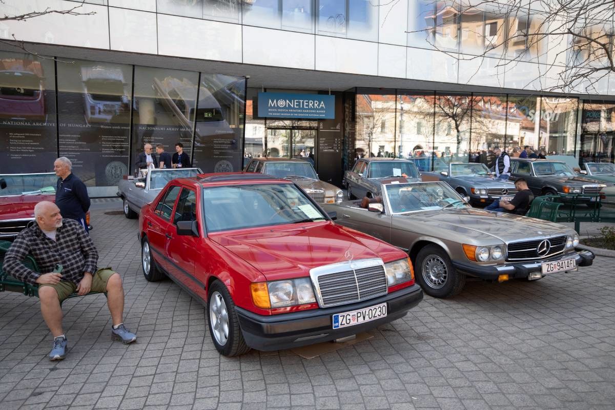 FOTO Atrakcija u centru Zagreba: Izloženi oldtimeri privukli brojne znatiželjnike
