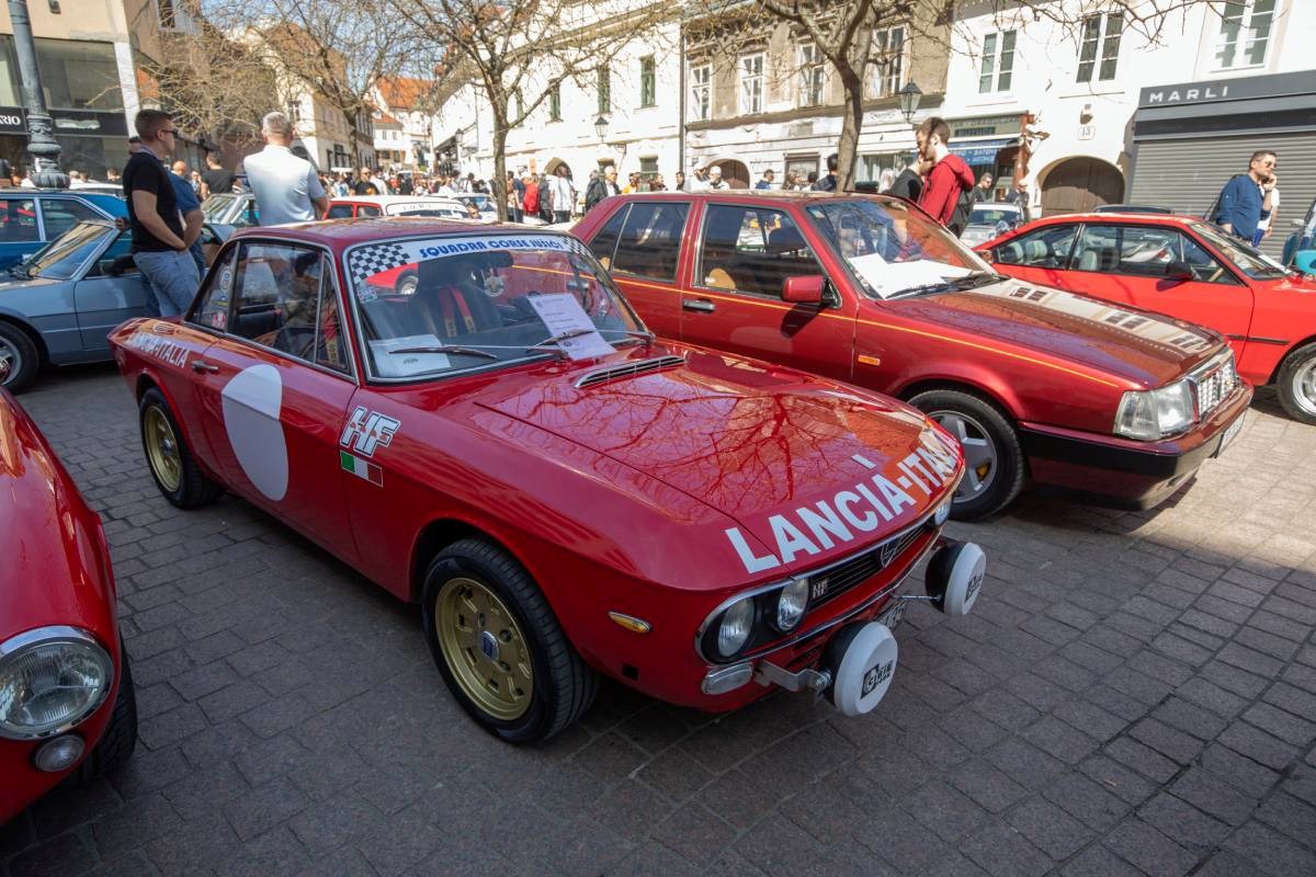 FOTO Atrakcija u centru Zagreba: Izloženi oldtimeri privukli brojne znatiželjnike