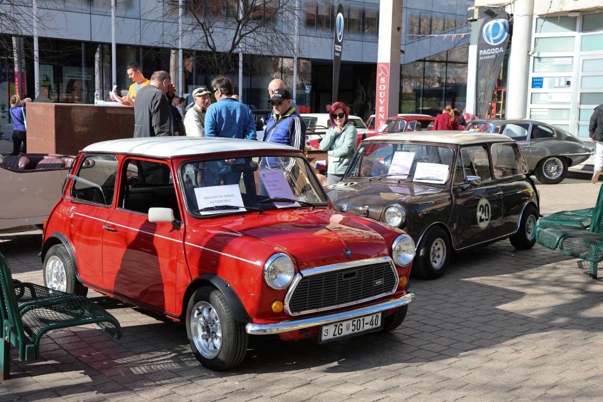 FOTO Atrakcija u centru Zagreba: Izloženi oldtimeri privukli brojne znatiželjnike