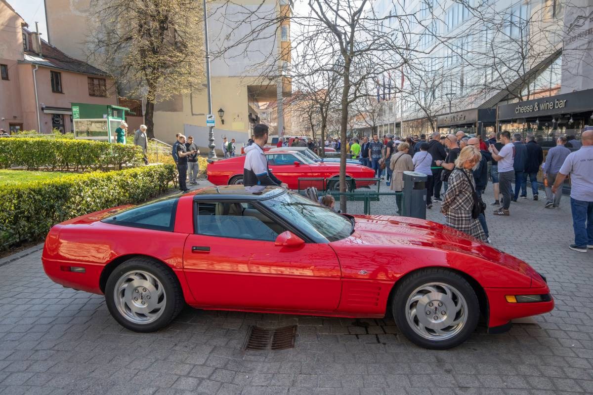 FOTO Atrakcija u centru Zagreba: Izloženi oldtimeri privukli brojne znatiželjnike