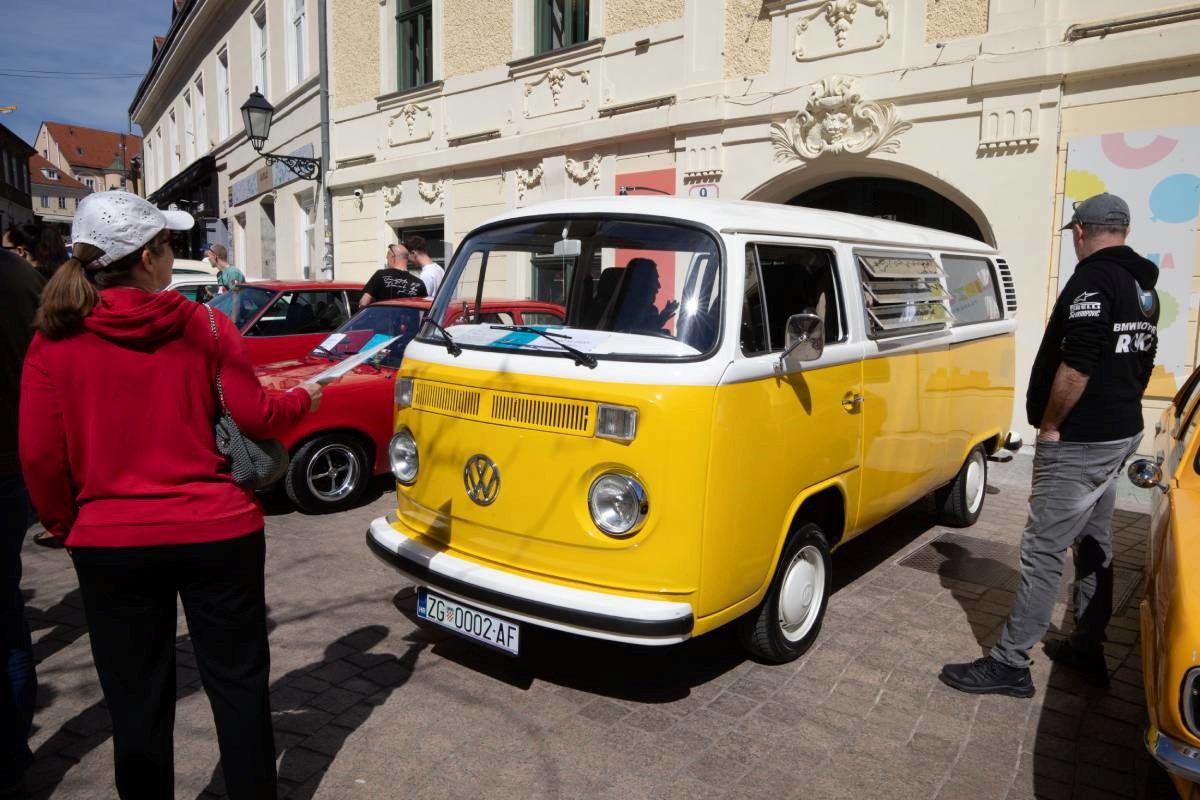 FOTO Atrakcija u centru Zagreba: Izloženi oldtimeri privukli brojne znatiželjnike