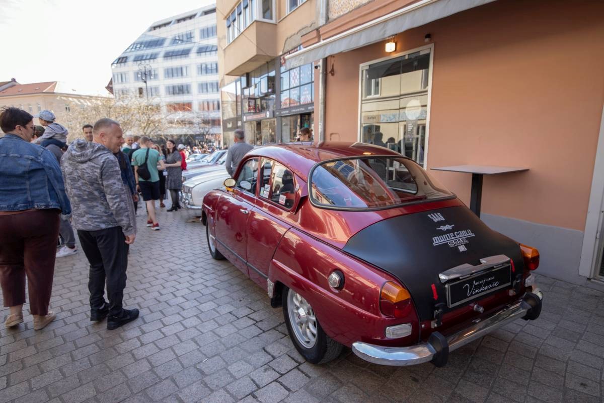 FOTO Atrakcija u centru Zagreba: Izloženi oldtimeri privukli brojne znatiželjnike